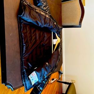 Mengruic puffed shiny jacket in perfect condition! Size large!